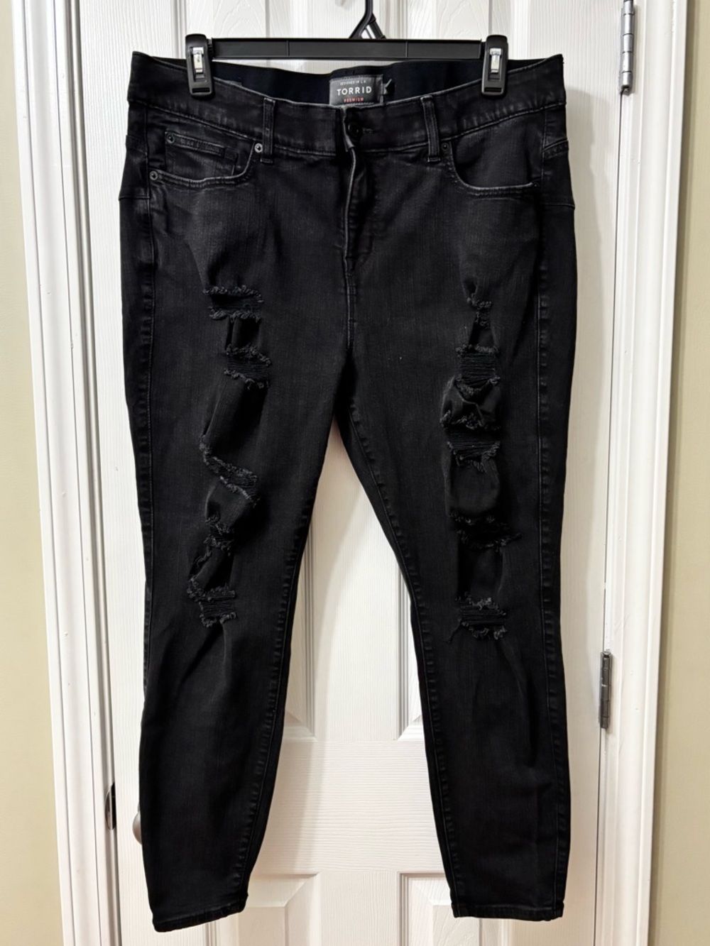 Torrid Bombshell Skinny Black Destructed Jeans Women’s Plus Size 20 Short - Picture 2 of 8